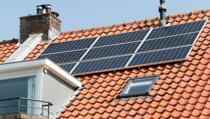 Solceller på taket som omvandlar energi till huset genom växelriktare